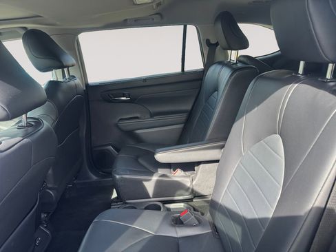 Used 2024 Toyota Highlander XLE image 13