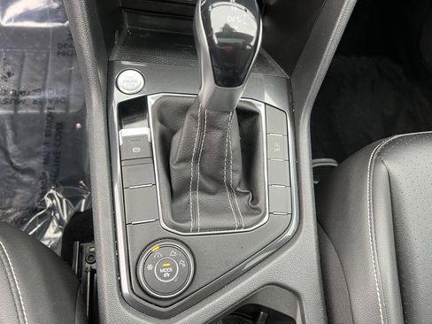 Used 2022 Volkswagen Tiguan SE w/ Panoramic Sunroof Package image 17