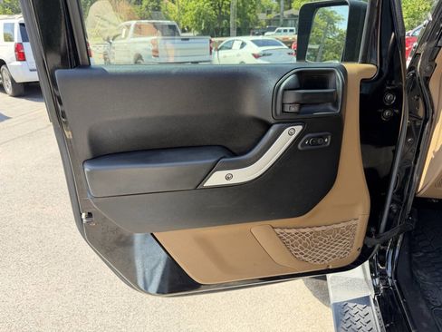 Used 2016 Jeep Wrangler Unlimited Sahara w/ Connectivity Group AWD/4WD image 12