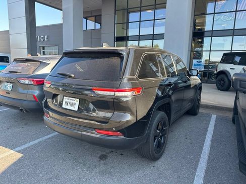 Used 2022 Jeep Grand Cherokee Altitude AWD/4WD image 8