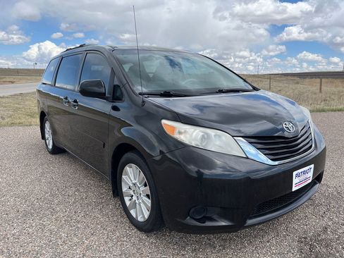 Used 2012 Toyota Sienna LE w/ Towing Pkg AWD/4WD image 7