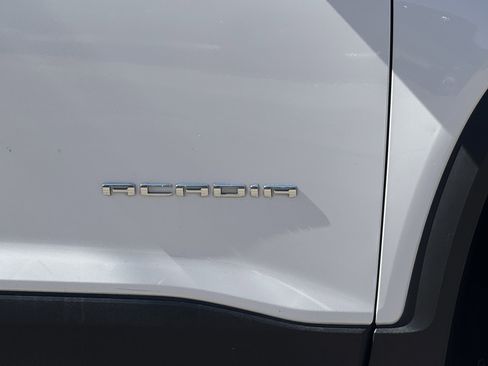 Used 2023 GMC Acadia SLE w/ Driver Convenience Package image 2