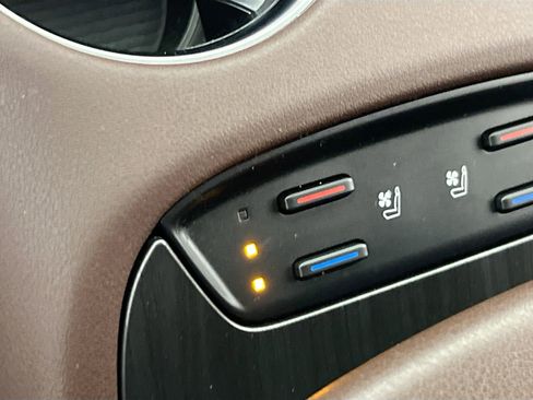 Used 2024 Toyota Venza Limited image 19