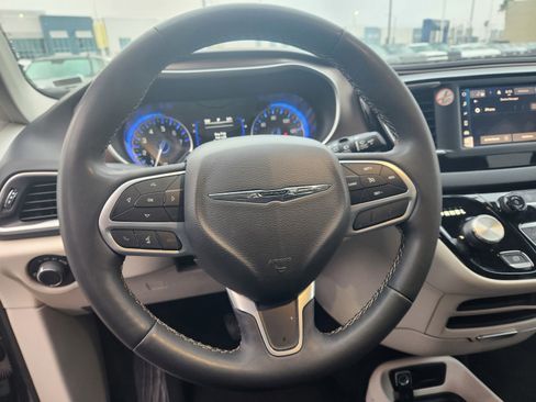 Used 2023 Chrysler Voyager LX image 8