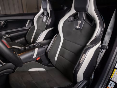 Used 2020 Ford Mustang Shelby GT500 w/ Carbon Fiber Track Pack RWD image 5