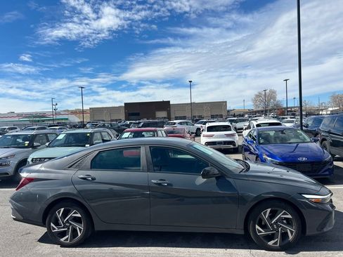 Used 2025 Hyundai Elantra Sport image 4