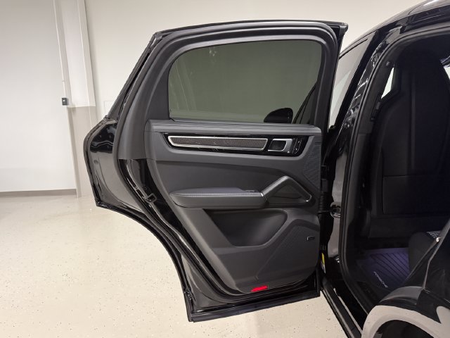 Certified 2023 Porsche Cayenne GTS AWD/4WD image 34