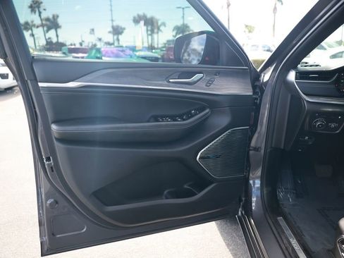 Used 2023 Jeep Grand Cherokee Overland w/ Luxury Tech Group IV AWD/4WD image 17