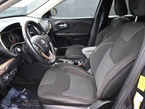 Used 2016 Jeep Cherokee Latitude w/ Comfort/Convenience Group AWD/4WD image 19
