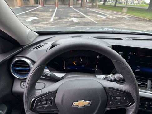 Used 2025 Chevrolet Trax LT FWD image 29