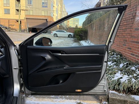 Used 2019 Toyota Camry LE image 11