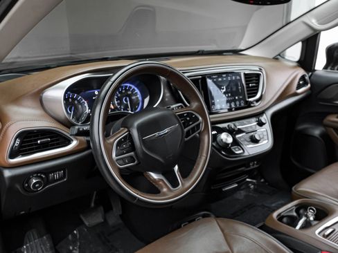 Used 2018 Chrysler Pacifica Limited image 2