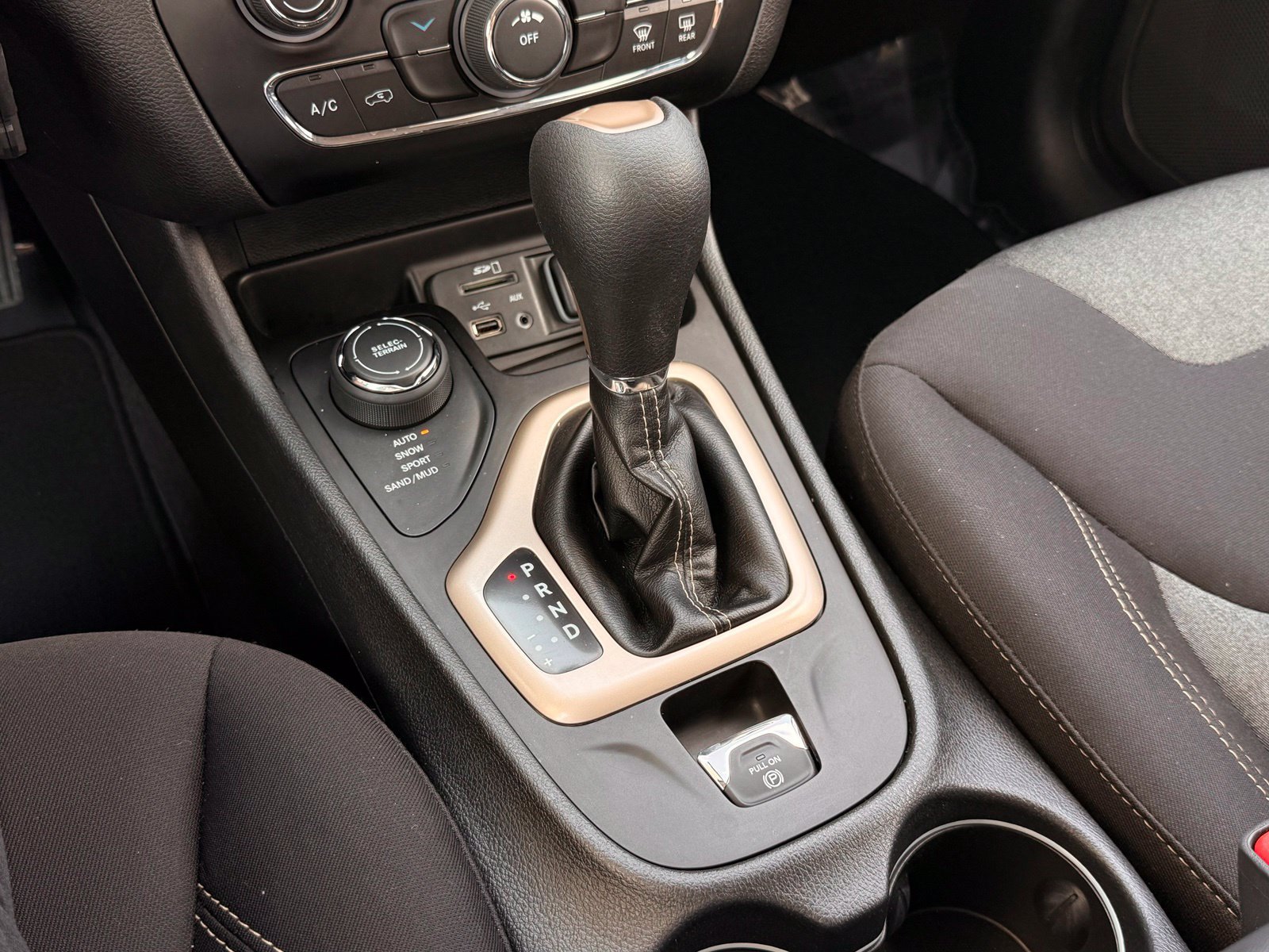 Used 2018 Jeep Cherokee Latitude w/ Safety Group AWD/4WD image 36