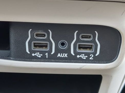 Used 2023 Chrysler Pacifica Touring-L FWD image 27