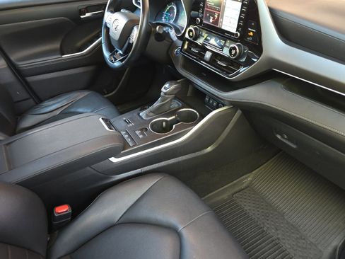 Used 2020 Toyota Highlander XLE image 19
