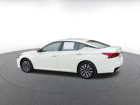 Used 2025 Nissan Altima 2.5 SV image 10