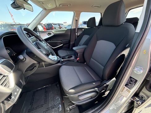 Used 2025 Kia Soul LX w/ LX Technology Package FWD image 13