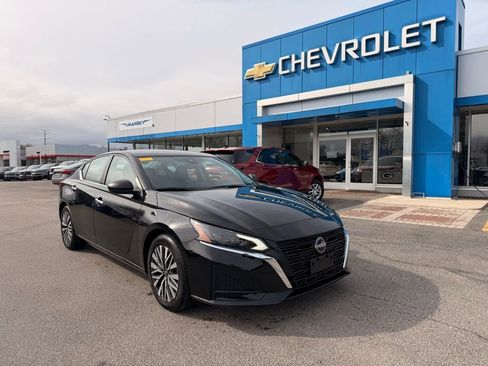 Used 2024 Nissan Altima 2.5 SV image 1