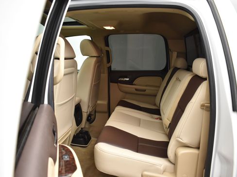 Used 2014 GMC Sierra 2500 Denali w/ Suspension Package, Off-Road image 10