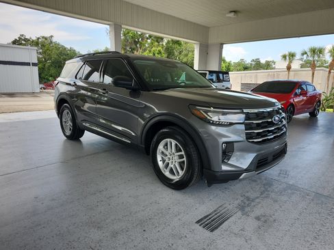 Used 2025 Ford Explorer Active w/ Active Comfort Package RWD image 7