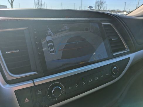 Used 2019 Toyota Highlander LE image 22