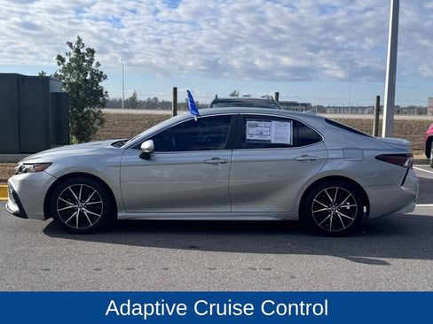 Used 2023 Toyota Camry SE image 3