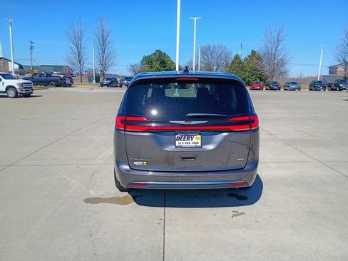 Used 2023 Chrysler Pacifica Touring-L image 11