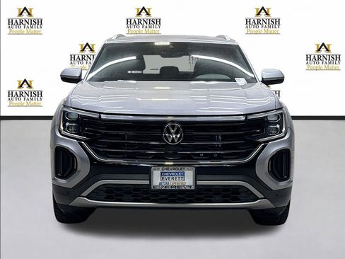 Used 2024 Volkswagen Atlas Cross Sport SE image 2