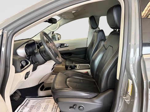 Used 2022 Chrysler Pacifica Touring-L FWD image 12