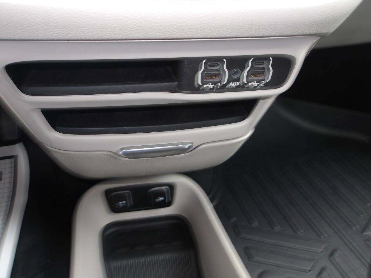 Used 2021 Chrysler Pacifica Touring-L FWD image 15