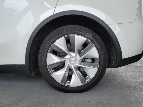 Used 2023 Tesla Model Y Long Range image 7