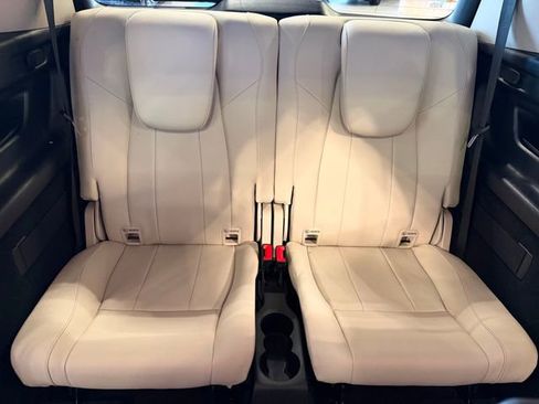 Used 2023 Mercedes-Benz GLB 250 4MATIC w/ Premium Package image 24