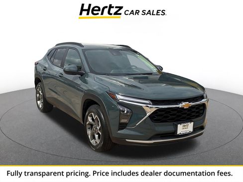 Used 2025 Chevrolet Trax LT FWD image 1
