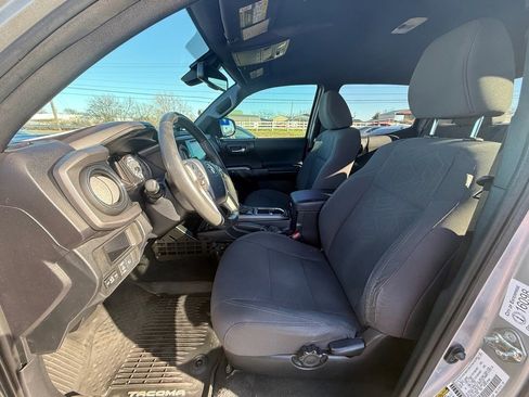 Used 2019 Toyota Tacoma TRD Sport image 11