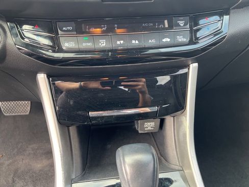 Used 2017 Honda Accord Touring image 15