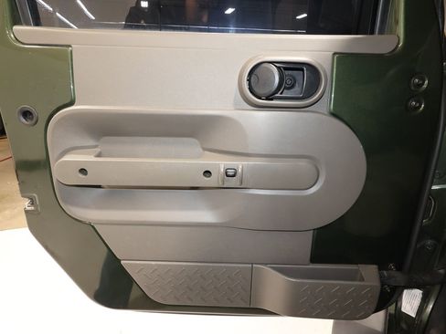 Used 2007 Jeep Wrangler Unlimited Sahara w/ Dual Top Group image 12