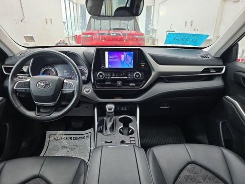 Used 2024 Toyota Highlander XLE image 12