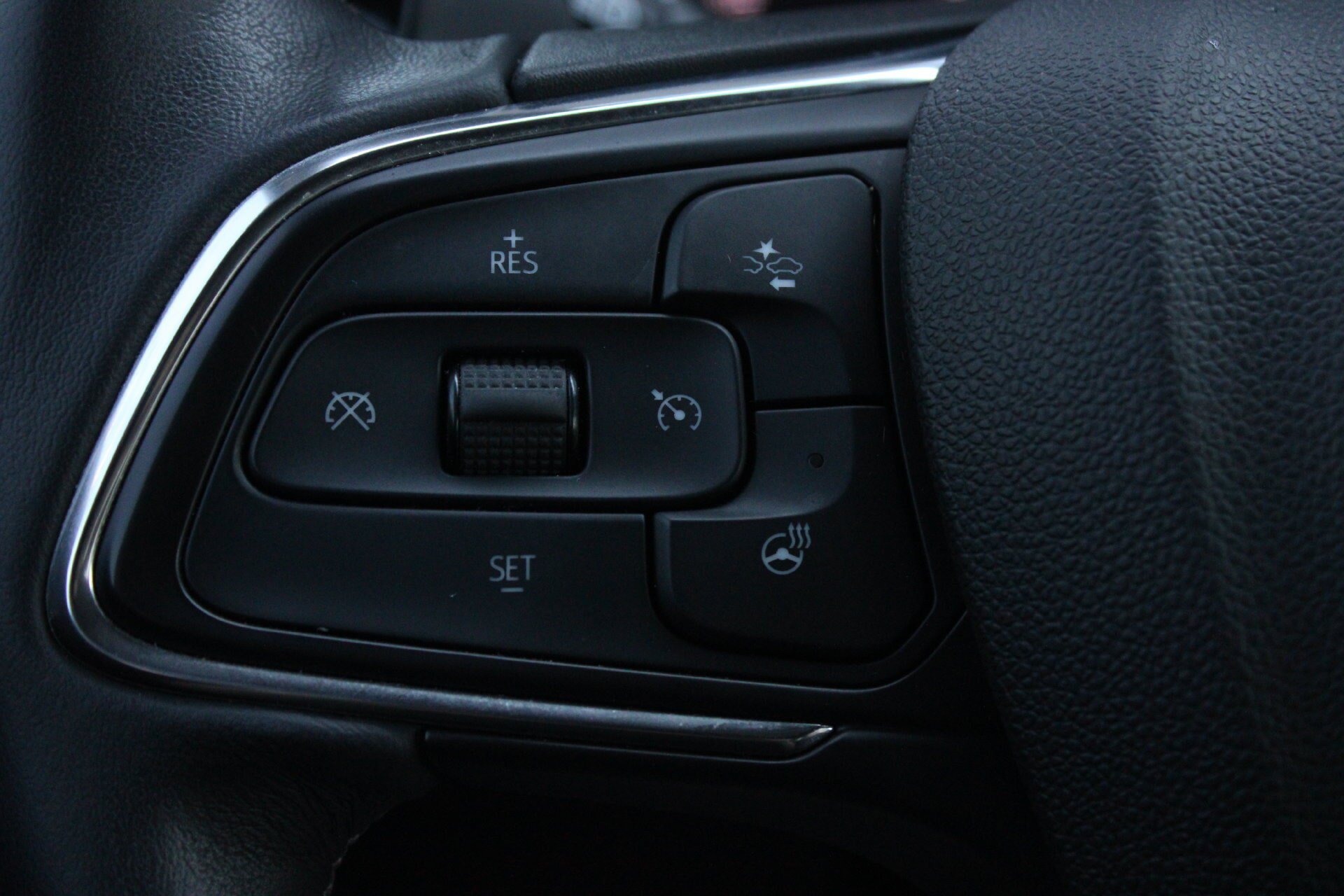 Used 2022 Buick Envision Essence w/ Sport Touring Package FWD image 31