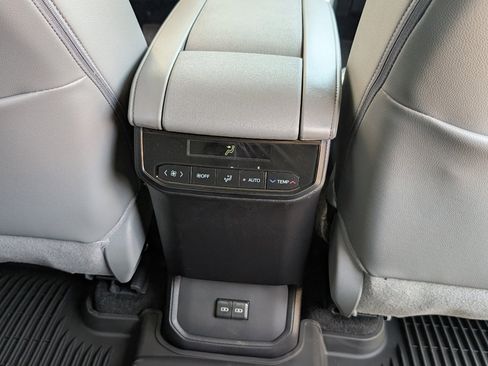 Used 2026 Toyota Highlander XLE AWD/4WD image 8
