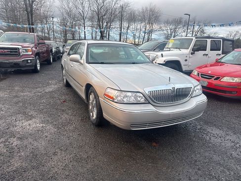 Used 2005 Lincoln Town Car Signature Limited image 9