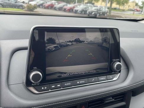 Used 2025 Nissan Rogue S image 23