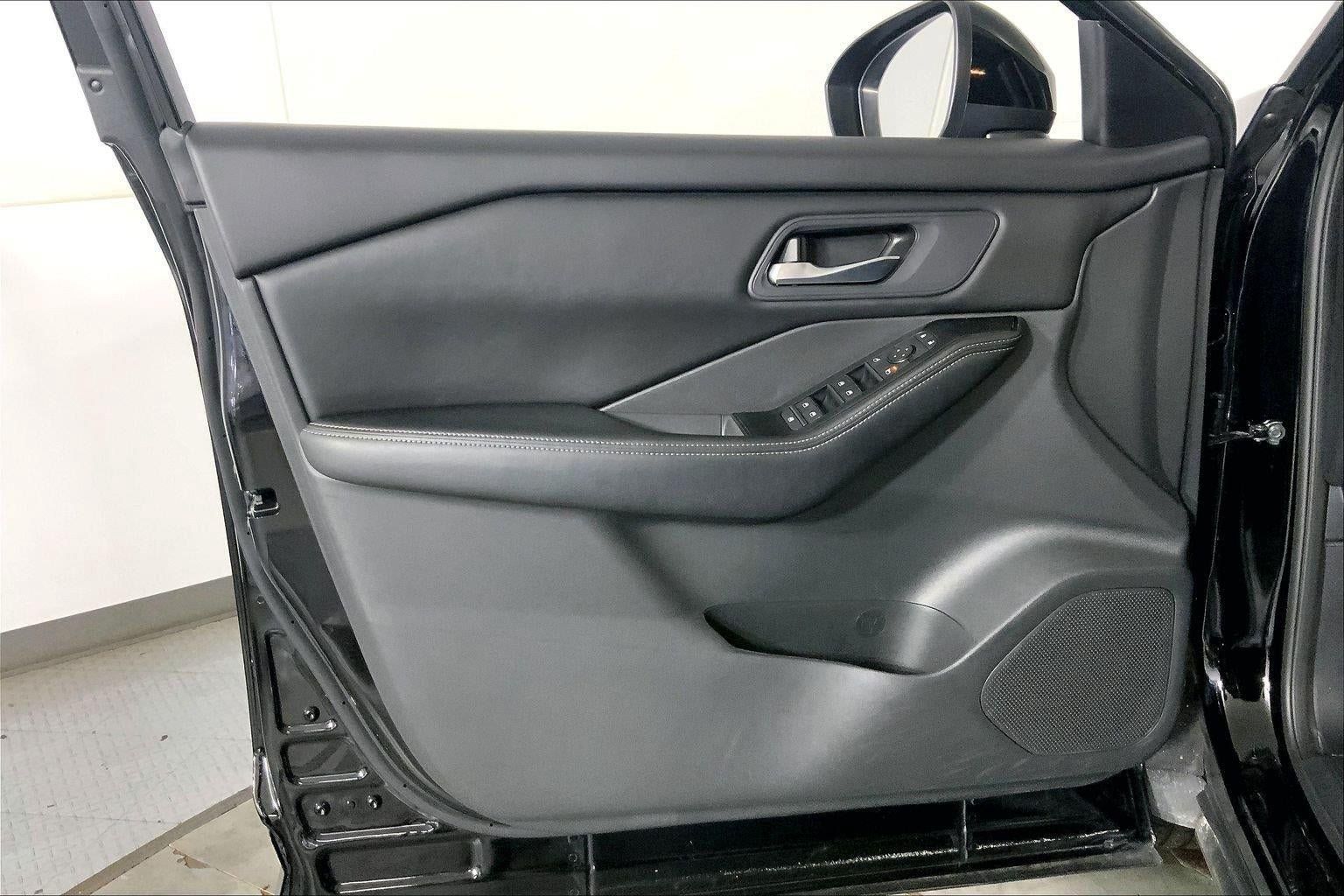 Used 2025 Nissan Rogue SV FWD image 24
