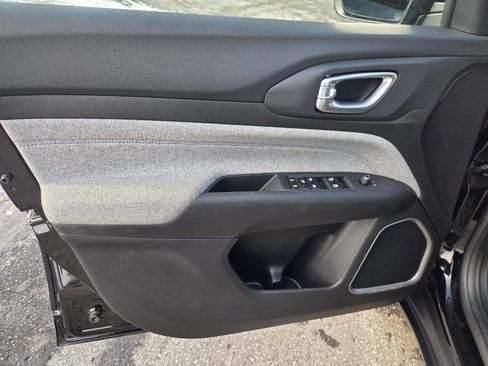 Used 2025 Jeep Compass Latitude image 21