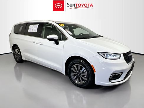 Used 2023 Chrysler Pacifica Touring-L FWD image 1