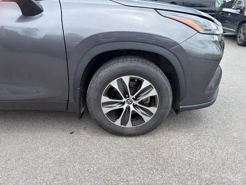Used 2021 Toyota Highlander XLE AWD/4WD image 17