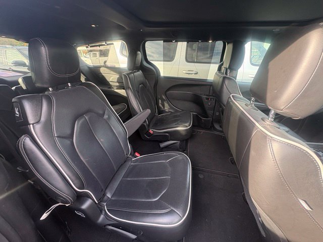 Used 2025 Chrysler Pacifica Limited FWD image 17