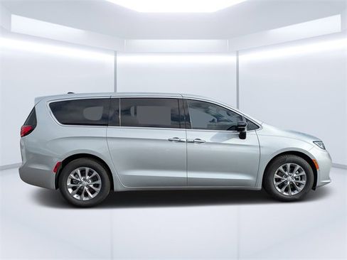 New 2026 Chrysler Pacifica Limited w/ Trailer Tow Group image 2