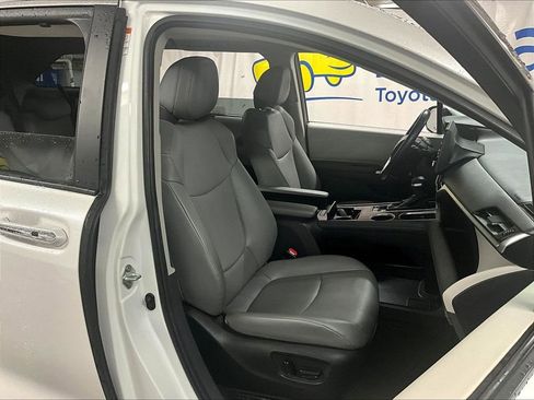 Used 2024 Toyota Sienna XLE FWD image 11