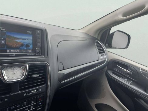 Used 2016 Chrysler Town & Country Touring-L FWD image 9