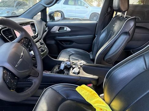 Used 2025 Chrysler Pacifica Limited FWD image 9